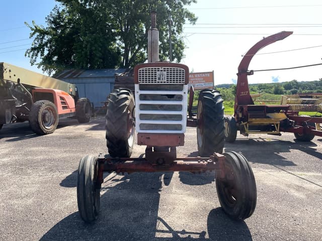 Image of International Harvester 560 equipment image 1