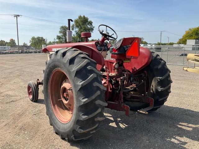 Image of Farmall 560  equipment image 2