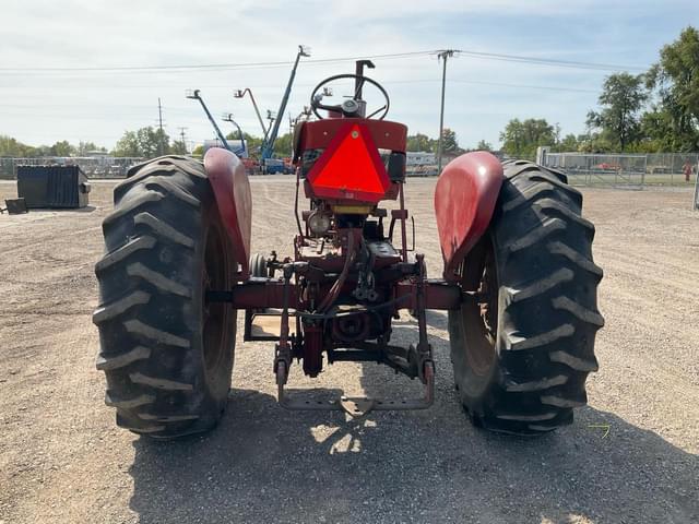 Image of Farmall 560  equipment image 3