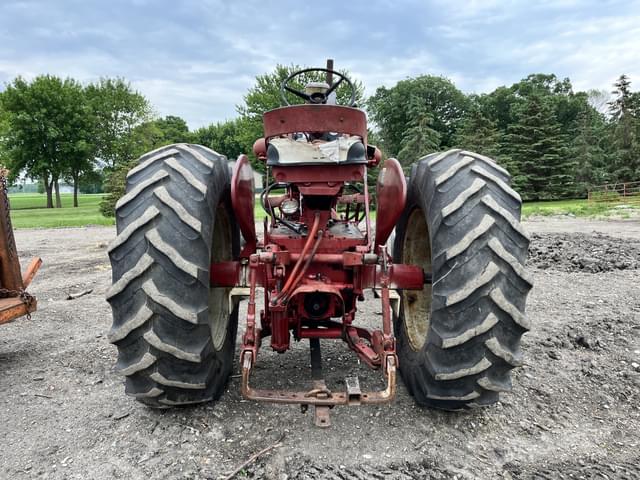 Image of Farmall 560  equipment image 4