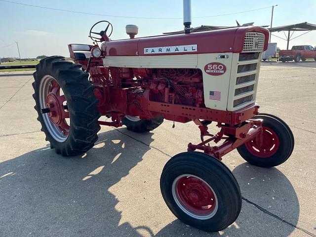 Image of Farmall 560  equipment image 2