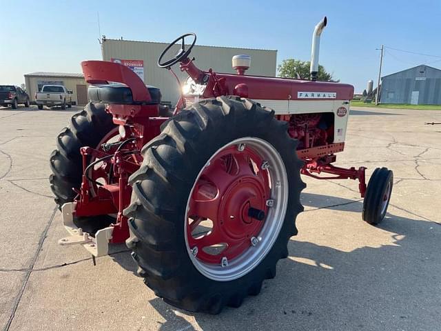 Image of Farmall 560  equipment image 3