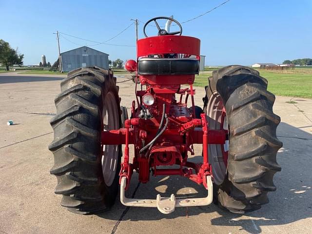 Image of Farmall 560  equipment image 4