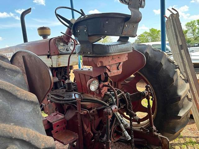Image of Farmall 560  equipment image 3