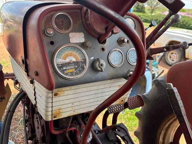 Image of Farmall 560  equipment image 4