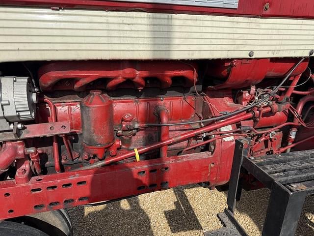 Image of Farmall 560  equipment image 3