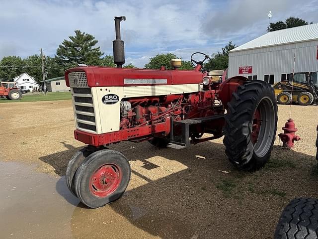 Image of Farmall 560  equipment image 2