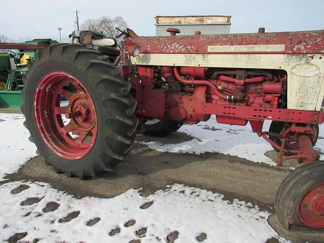 Image of Farmall 560  equipment image 4