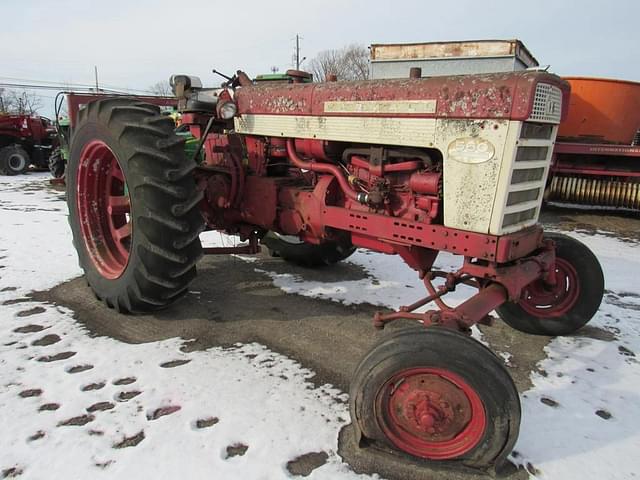 Image of Farmall 560  equipment image 3