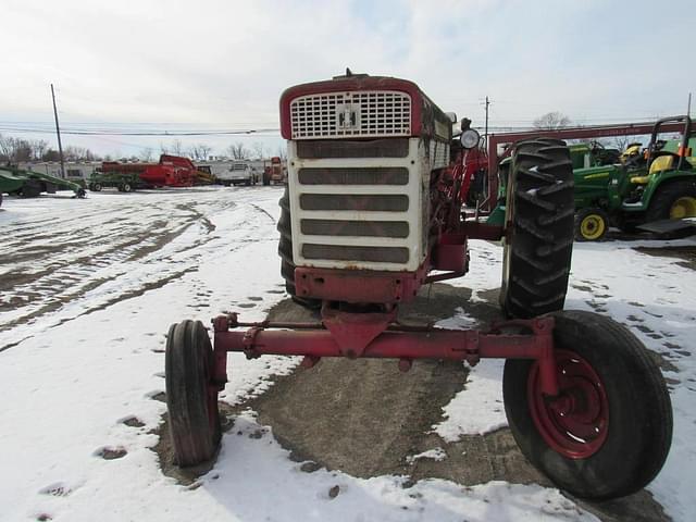 Image of Farmall 560  equipment image 2