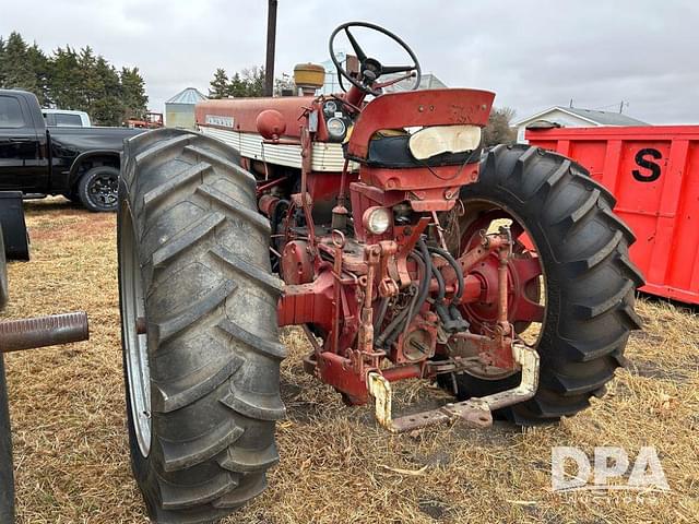 Image of Farmall 560  equipment image 4