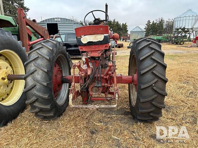 Image of Farmall 560  equipment image 3