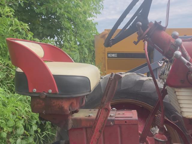 Image of Farmall 560  equipment image 4