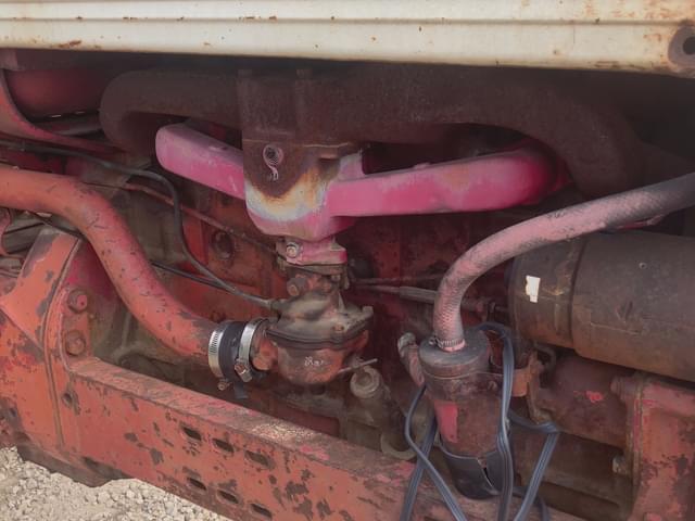Image of Farmall 560  equipment image 3