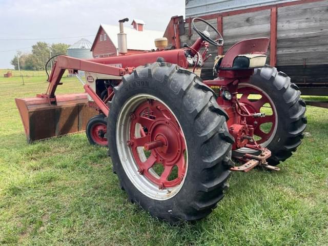 Image of Farmall 560  equipment image 2