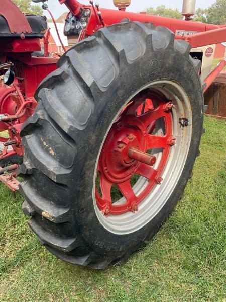 Image of Farmall 560  equipment image 4