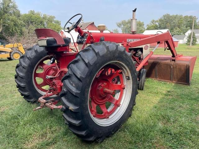 Image of Farmall 560  equipment image 3