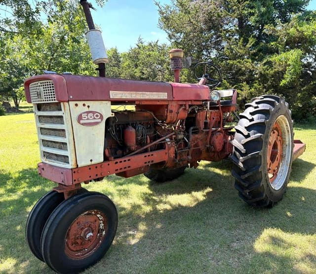 Image of Farmall 560  equipment image 2