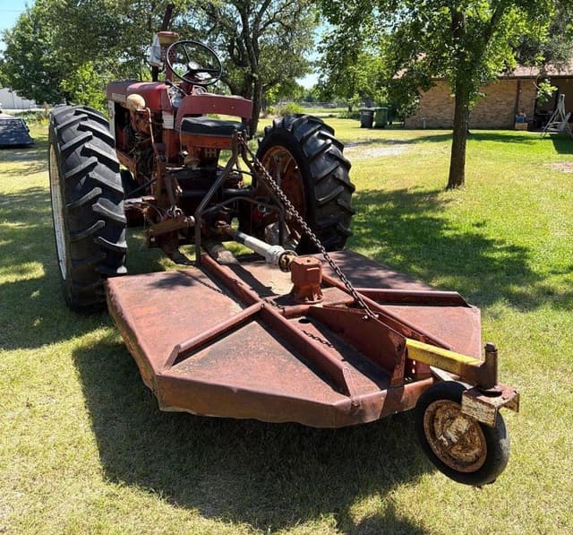 Image of Farmall 560  equipment image 3