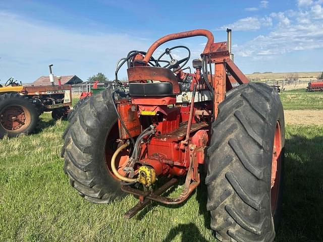 Image of Farmall 560  equipment image 3