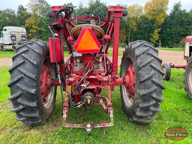 Image of Farmall 560  equipment image 3