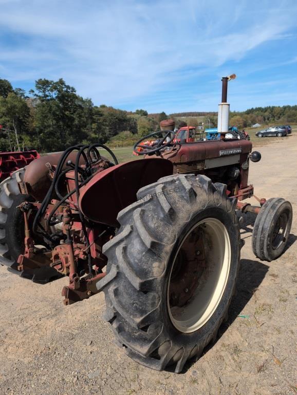 Image of Farmall 560  equipment image 3
