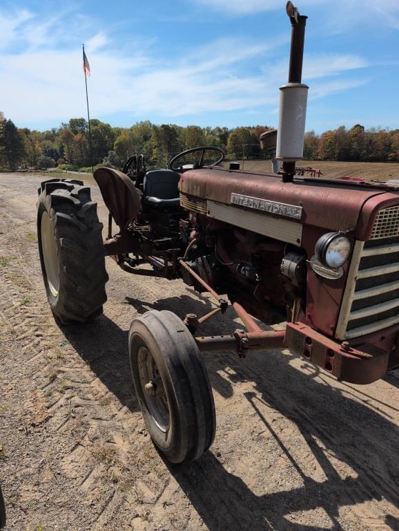 Image of Farmall 560  equipment image 4