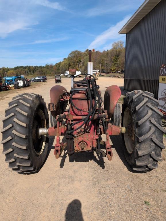 Image of Farmall 560  equipment image 2