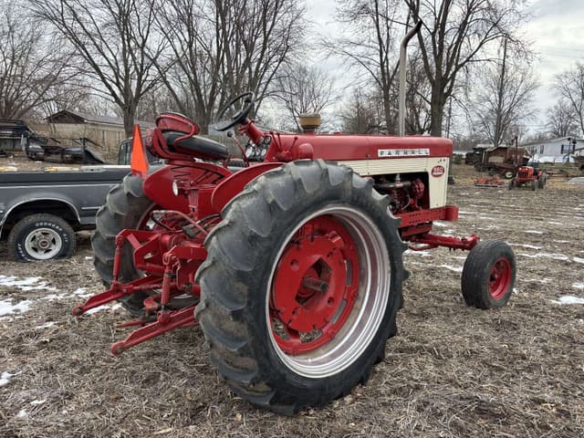 Image of Farmall 560  equipment image 4