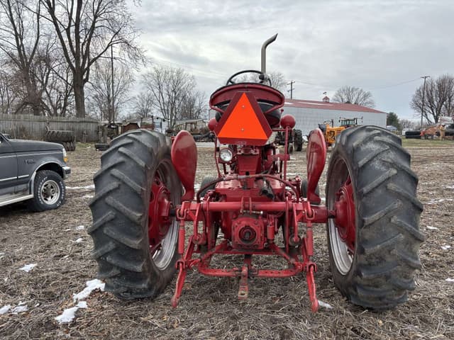 Image of Farmall 560  equipment image 3