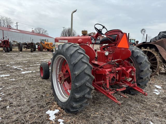 Image of Farmall 560  equipment image 2