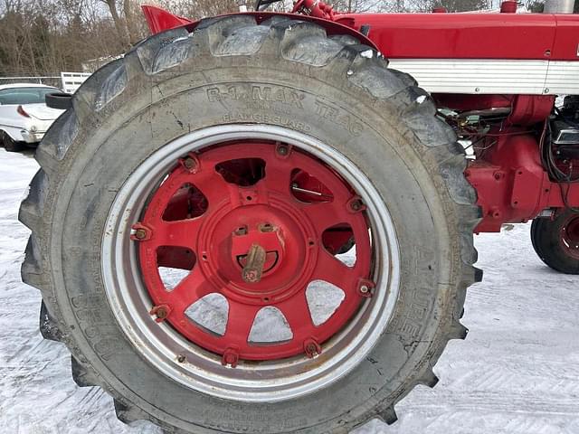 Image of Farmall 560  equipment image 4