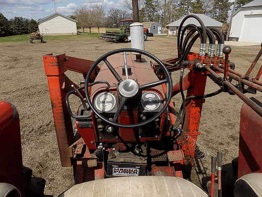 Image of Farmall 656 equipment image 3