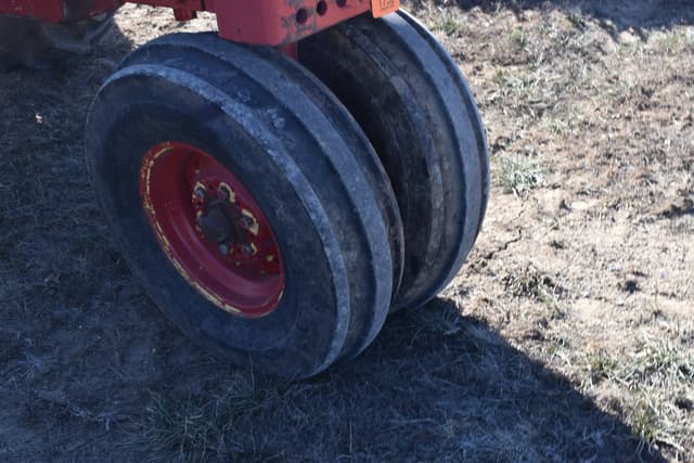 Image of Farmall 656 equipment image 3