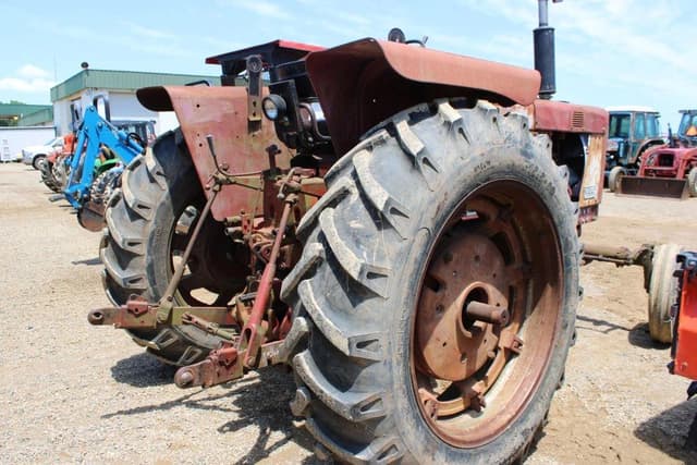 Image of Farmall 656 equipment image 2