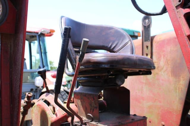 Image of Farmall 656 equipment image 4