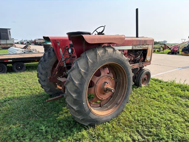 Image of Farmall 656 equipment image 3