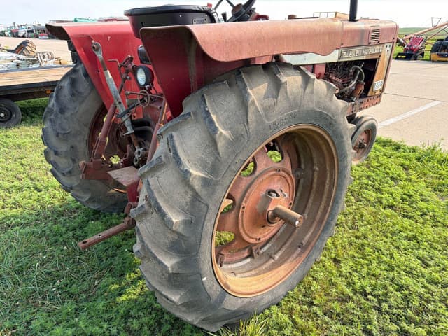 Image of Farmall 656 equipment image 4