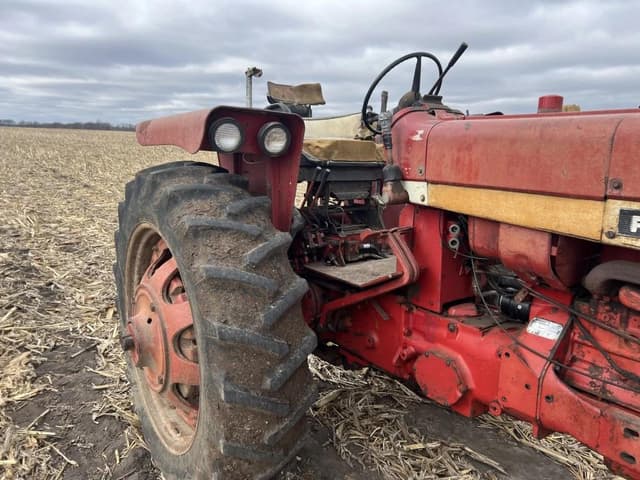 Image of Farmall 656 equipment image 2