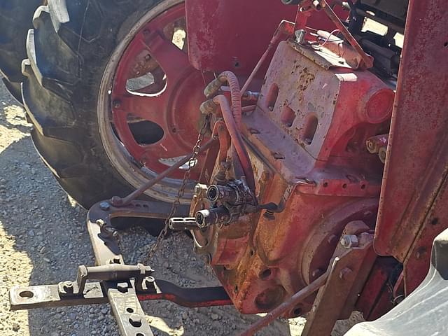 Image of Farmall 656 equipment image 3