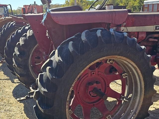 Image of Farmall 656 equipment image 2