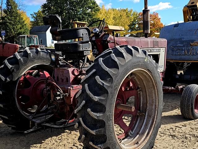 Image of Farmall 656 equipment image 2