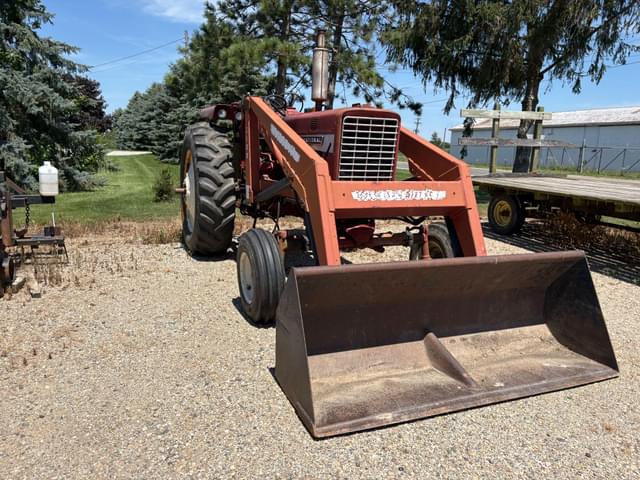 Image of Farmall 656 equipment image 3