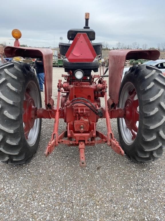Image of Farmall 656 equipment image 4