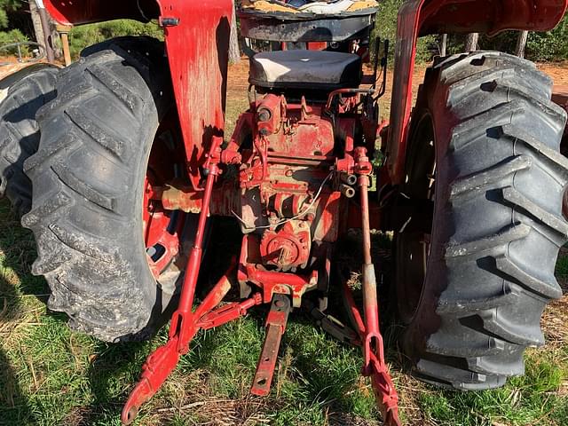 Image of Farmall 656 equipment image 3