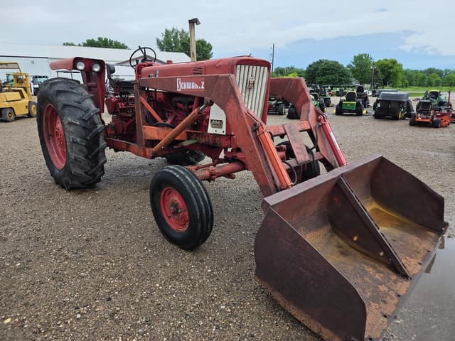 Image of Farmall 656 equipment image 2