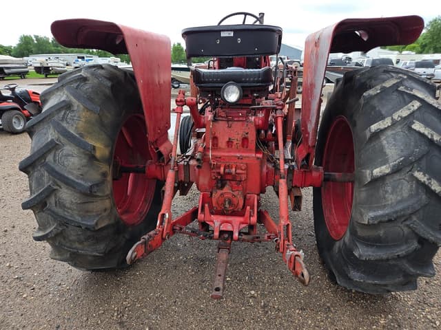 Image of Farmall 656 equipment image 4