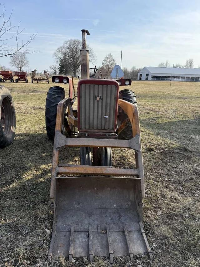 Image of Farmall 656 equipment image 2