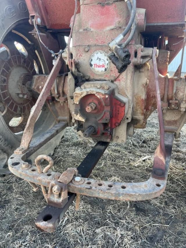 Image of Farmall 706 equipment image 4