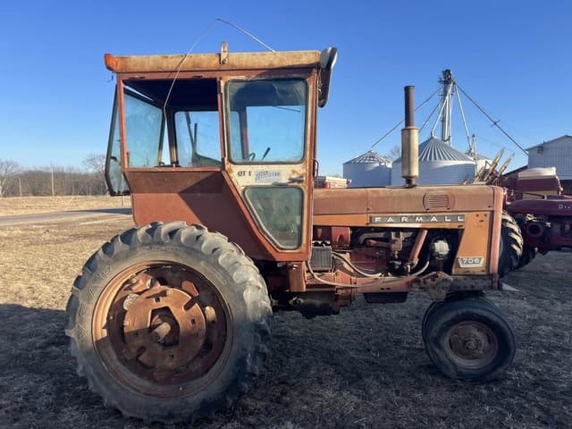 Image of Farmall 706 equipment image 1